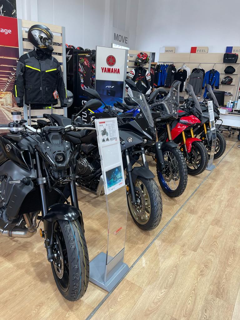 Motos Yamaha en interior de tienda