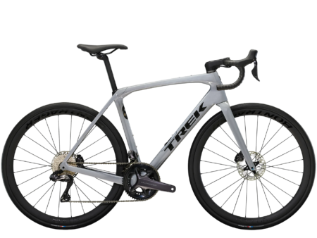La Domane SL 7 Gen 4 es una bicicleta de carretera de alto rendimiento diseñada para ofrecer comodidad y velocidad en todo tipo de terrenos.
